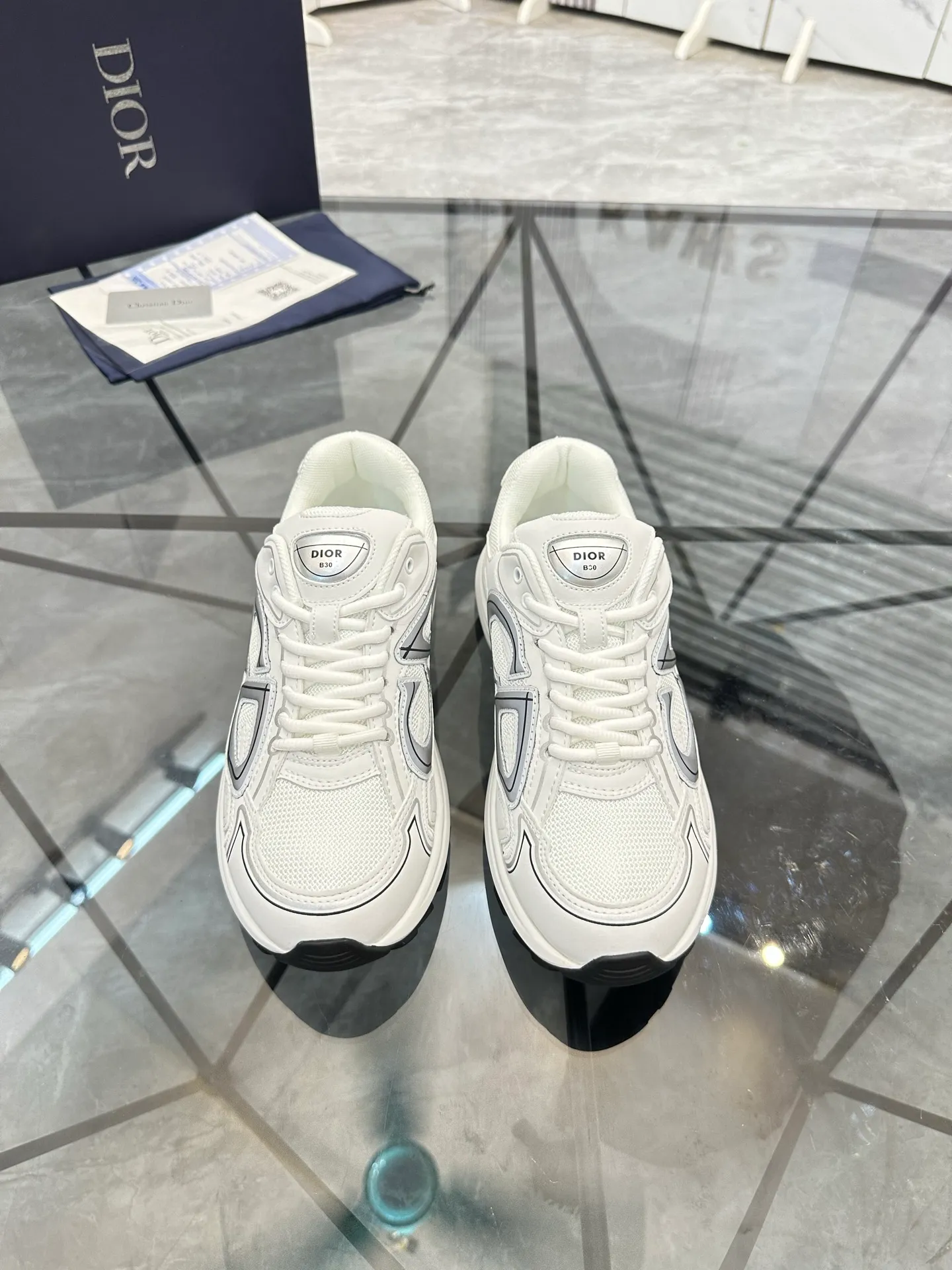 Men's shoes: 💰P400¥ Available in Guangzhou Product trademark: Dior* "Dior*" low-top casual shoes Regular size: 35-46 (can be customized to 47) Couple style Product materials: Upper imported cowhide stitched with original fabric, breathable lining, ultra-light foam original outsole. No.: 007